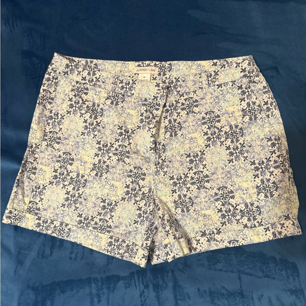 Juniper and Lime Blue Floral Women’s Size 10 Shorts